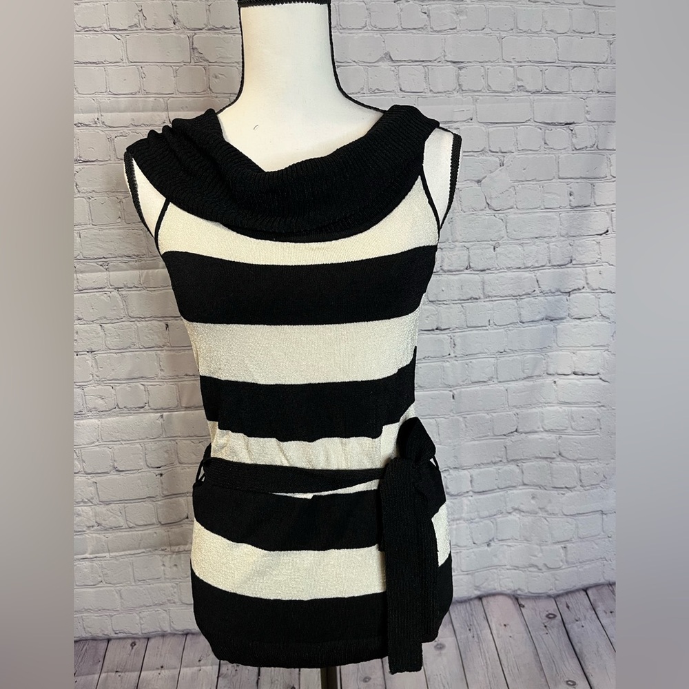 White House Black Market short sleeve top